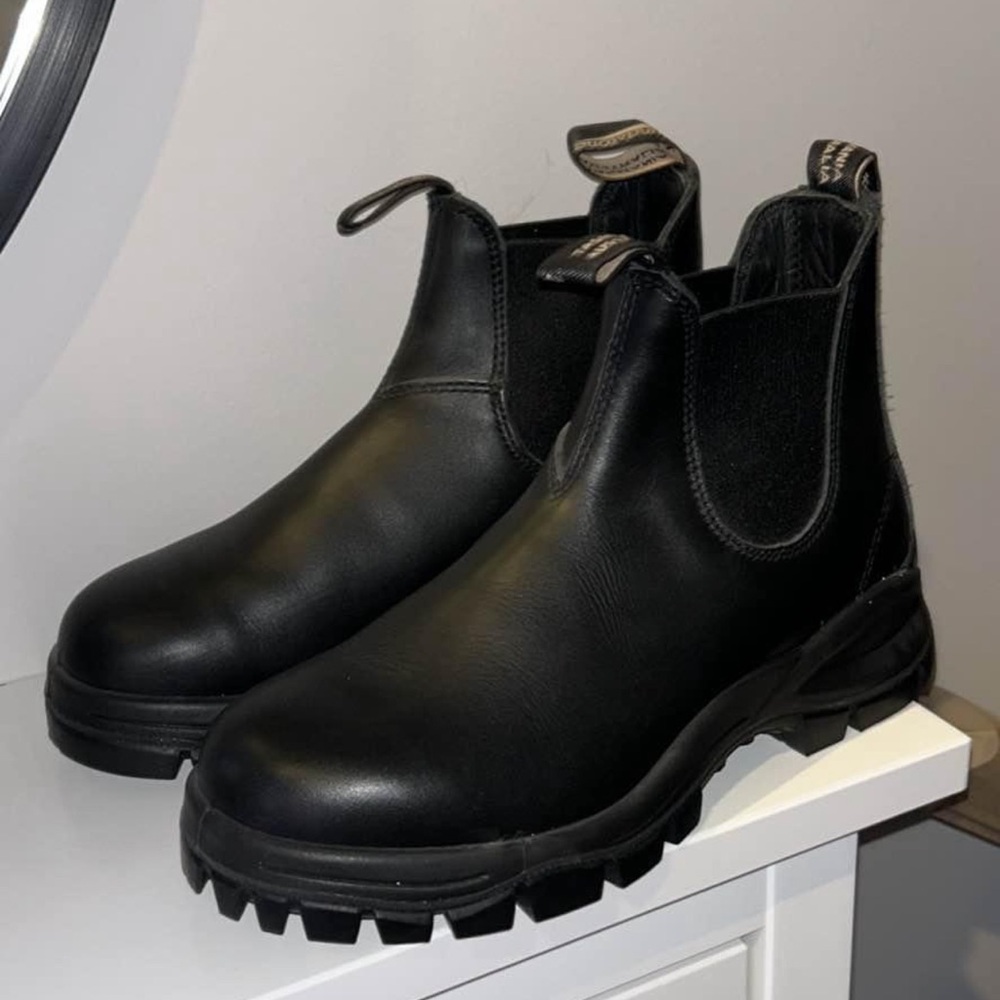 Blundstone size 6 Lug Sole Black Boots fits women’s size 9 men’s size 7